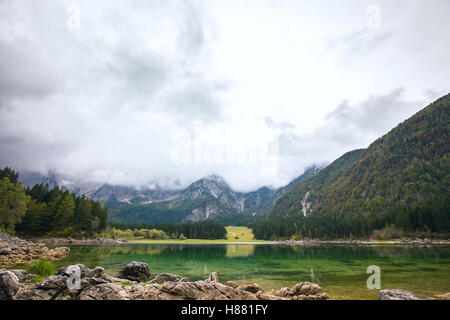 Paesaggio autunnale presso il lago di Fusine ( Lago di Fusine) montagna lago nel nord Italia nelle Alpi. Foto Stock