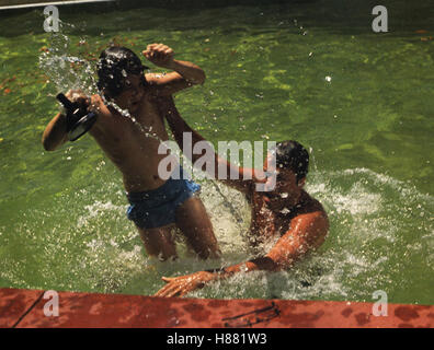 Landhaus der Toten Seelen, (OLOCAUSTI) USA 1976, Regie: Dan Curtis, LEE MONTGOMERY, OLIVER REED, Stichwort: Schwimmbad, Wasser, piscina Foto Stock