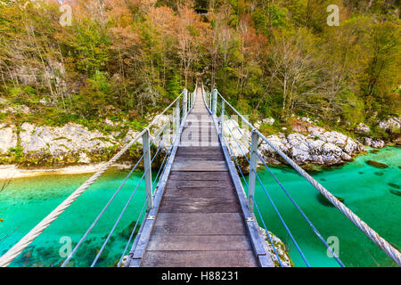 Il vecchio ponte in legno sul fiume Soca, Slovenia Foto Stock