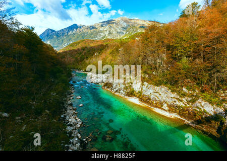 Vista del fiume Soca in Slovenia, Europa Foto Stock