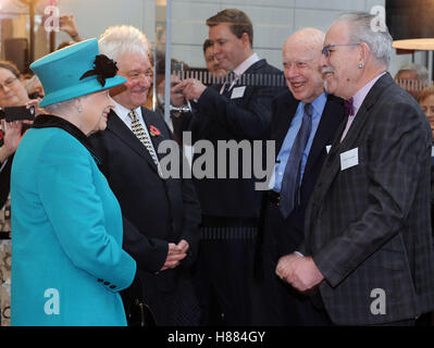 La regina Elisabetta II con Sir Paul Nurse (sinistra) James Watson (seconda a destra), che ha scoperto la struttura del DNA e dell'artista Robert Ballagh, durante una visita ad aprire ufficialmente il Francis Crick Institute di Londra centrale. Foto Stock