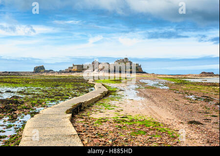 Il sentiero che conduce al Castello di Elizabeth Jersey Foto Stock