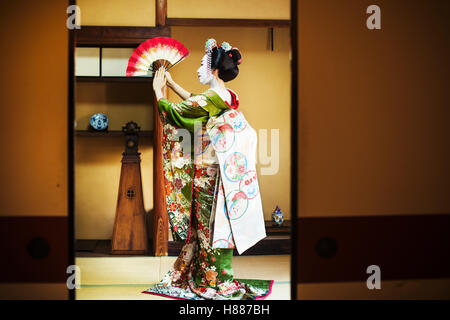 La Geisha indossa un kimono in posa di fronte a una foto del tempio di  Kiyomizu. Kyoto, Giappone Foto stock - Alamy