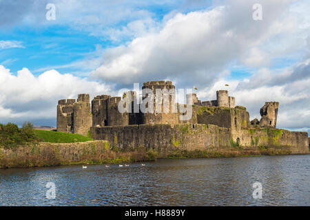 Il XIII secolo il Castello di Caerphilly e fossato, nella città di Caerphilly, vicino a Cardiff, nel Galles del Sud, in una giornata di sole Foto Stock