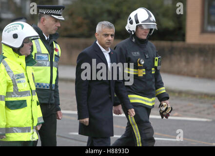 Sindaco di Londra Sadiq Khan parlando al servizio di emergenza personale presso la scena a Croydon, Londra Sud, dopo parecchie persone sono morti e decine di feriti dopo un tram deragliato. Foto Stock