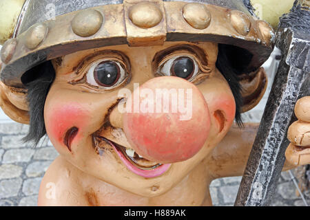 Statua scolpita di un troll, con esagerato naso, al di fuori del negozio a Stavanger, Norvegia Foto Stock