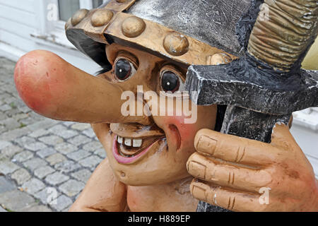 Statua scolpita di un troll, con esagerato naso, al di fuori del negozio a Stavanger, Norvegia Foto Stock