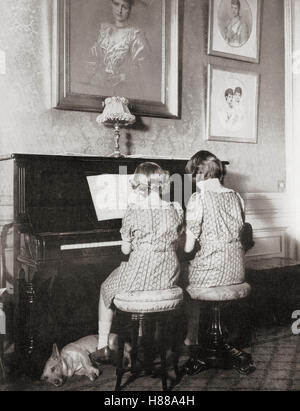 Principessa Margherita, sinistra, e principessa Elisabetta, futura regina Elisabetta II, destra, suonando un duetto al pianoforte nel 1940. Principessa Margaret, Margaret Rose, 1930 – 2002, nota anche come principessa Margaret Rose. Figlia minore del re Giorgio VI e della regina Elisabetta. Principessa Elisabetta, futuro Elisabetta II, 1926 - 2022. Regina del Regno Unito, Canada, Australia e Nuova Zelanda. Da una fotografia. Foto Stock