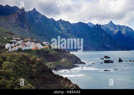 Vista con Taganana village, montagne di Anaga, Parque Rural Anaga, isola di Tenerife arcipelago delle Canarie, Spagna, Europa Foto Stock