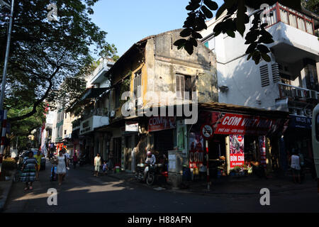 La vita di strada di Hanoi all'angolo di Au Trieu e Ly Quoc su strada. Foto Stock