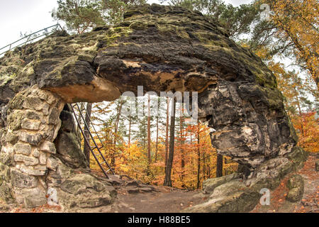 Poco Pravcice Gate è un naturale arco di pietra arenaria in Svizzera boema - fish eye vista lente Foto Stock