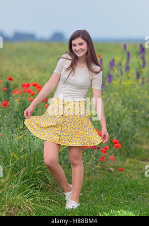 Sorridente ragazza sul campo estivo Foto Stock