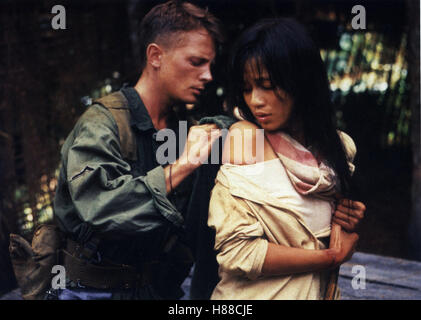 Die Verdammten des Krieges, (VITTIME DI GUERRA) USA 1989, Regie: Brian De Palma, Michael J. Fox, THUY THU LE, Stichwort: Soldat, uniforme, Vietnamesin Foto Stock