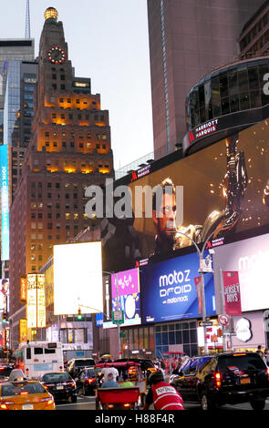 NEW YORK, Stati Uniti. 24 AGOSTO 2016. I turisti in Times Square a ore serali. Foto Stock
