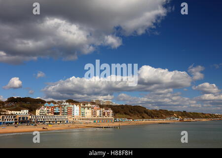 Colpisce cielo di Bournemouth e Boscombe lungomare spiaggia con il lavoro di ricostruzione evidente a distanza Foto Stock