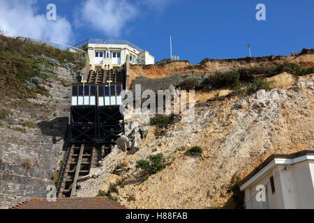 Drammatico / frana caduta sulla scogliera lungomare di Bournemouth Aprile 2016 lascia la ferrovia funicolare danneggiati.e blocco servizi igienici schiacciato Foto Stock