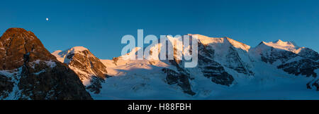 Ore del sorgere su Piz trovatosi e Piz Palu dal Diavolezza. Bernina Alpi, Grigioni, Svizzera. Foto Stock