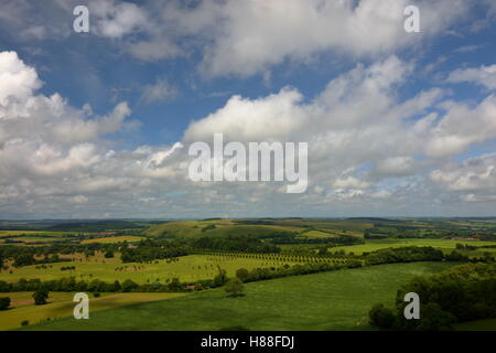 Vista del paesaggio a nord-ovest da Win Green viewpoint Wiltshire guardando attraverso le colline verso Shaftesbury Foto Stock