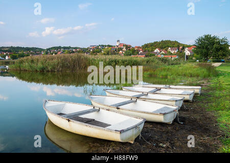 Il lago Interno in Tihany con barche e Abbazia di Tihany in Ungheria Foto Stock