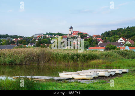 Il lago Interno in Tihany con barche e Abbazia di Tihany in Ungheria Foto Stock