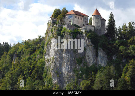 Bled, Slovenia. 5 settembre 2016: Il Castello di Bled costruito sulla cima di una scogliera che si affaccia sul lago di Bled si trova a Bled, Slovenia. Foto Stock