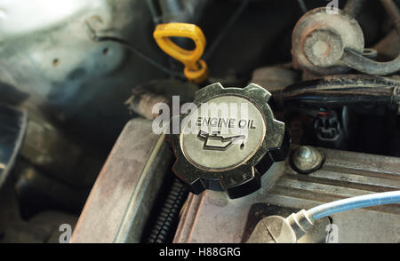 Coperchio bocchettone rifornimento olio della vettura Foto Stock