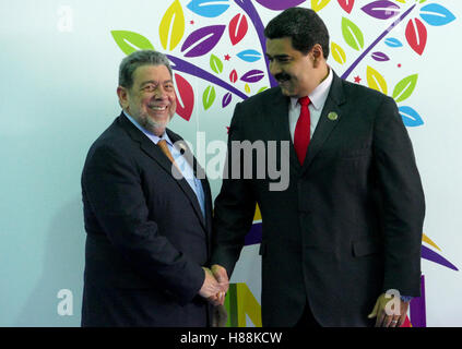 Porlamar, Venezuela. Settembre 17th, 2016: Saint Vincent e Grenadine il Primo Ministro Ralph Gonsalves venezuelano saluta Pre Foto Stock