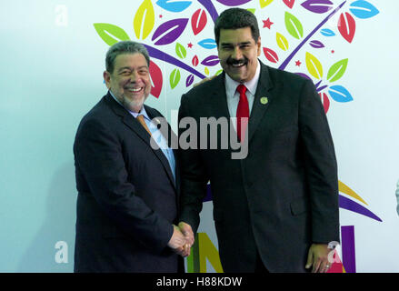 Porlamar, Venezuela. Settembre 17th, 2016: Saint Vincent e Grenadine il Primo Ministro Ralph Gonsalves venezuelano saluta Pre Foto Stock