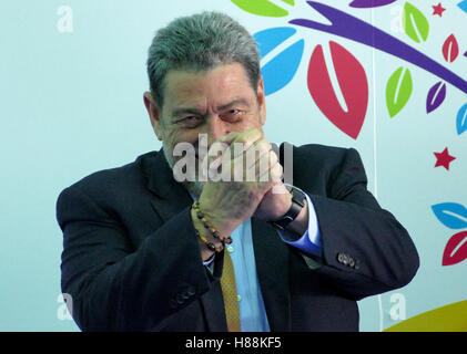 Porlamar, Venezuela. Settembre 17th, 2016: Saint Vincent e Grenadine il Primo Ministro Ralph Gonsalves venezuelano saluta Pre Foto Stock