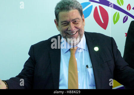 Porlamar, Venezuela. Settembre 17th, 2016: Saint Vincent e Grenadine il Primo Ministro Ralph Gonsalves venezuelano saluta Pre Foto Stock