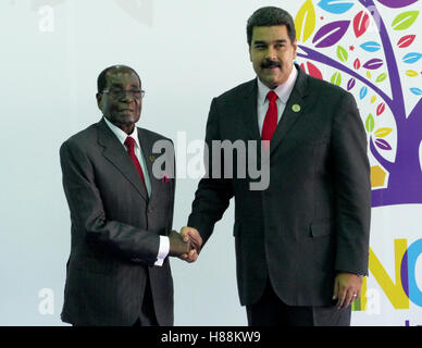 Porlamar, Venezuela. Settembre 17th, 2016: Presidente di Zimbawe Robert Mugabe e il Presidente venezuelano Nicolás Maduro all'ope Foto Stock