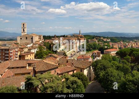 Paesaggio con la Chiesa di San Domenico, posteriore alla chiesa di San Pietro, Perugia, Umbria, Italia Foto Stock