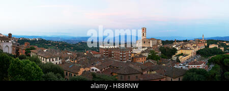 Paesaggio con la Chiesa di San Domenico di Perugia, Umbria, Italia Foto Stock