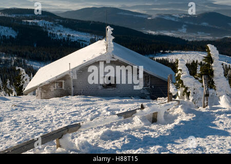 Coperte di neve rifugio sulla Grossen Arber mountain, Foresta Bavarese, in Baviera Foto Stock