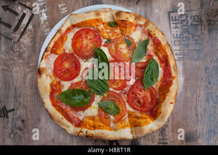 La Pizza Margherita sulla piastra, pomodoro, basilico e mozzarella Foto Stock