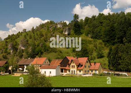 Pittorescamente situato borgo di Oberailsfeld nella valle Ahorntal, Naturpark Fraenkische Schweiz Nature Preserve, Franconia Foto Stock