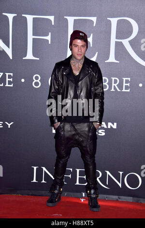 Fedez frequentando il photocall davanti alla prima mondiale di "Inferno", tenutosi presso il Teatro dell'Opera di Firenze in Firenze, Italia. Dotato di: Fedez, Federico Leonardo Lucia dove: Firenze, Toscana, Italia Quando: 08 Ott 2016 Credit: IPA/WENN.com ** Disponibile solo fo Foto Stock