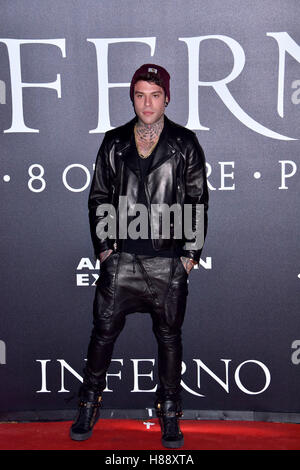 Fedez frequentando il photocall davanti alla prima mondiale di "Inferno", tenutosi presso il Teatro dell'Opera di Firenze in Firenze, Italia. Dotato di: Fedez, Federico Leonardo Lucia dove: Firenze, Toscana, Italia Quando: 08 Ott 2016 Credit: IPA/WENN.com ** Disponibile solo fo Foto Stock