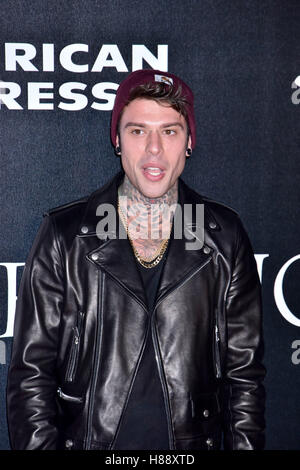 Fedez frequentando il photocall davanti alla prima mondiale di "Inferno", tenutosi presso il Teatro dell'Opera di Firenze in Firenze, Italia. Dotato di: Fedez, Federico Leonardo Lucia dove: Firenze, Toscana, Italia Quando: 08 Ott 2016 Credit: IPA/WENN.com ** Disponibile solo fo Foto Stock