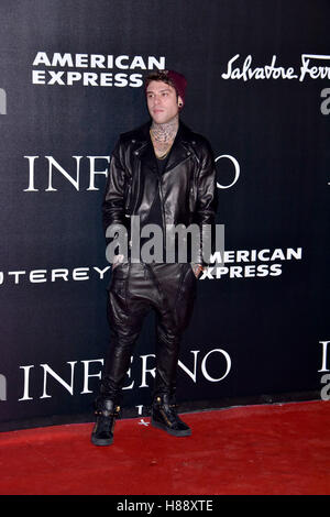 Fedez frequentando il photocall davanti alla prima mondiale di "Inferno", tenutosi presso il Teatro dell'Opera di Firenze in Firenze, Italia. Dotato di: Fedez, Federico Leonardo Lucia dove: Firenze, Toscana, Italia Quando: 08 Ott 2016 Credit: IPA/WENN.com ** Disponibile solo fo Foto Stock