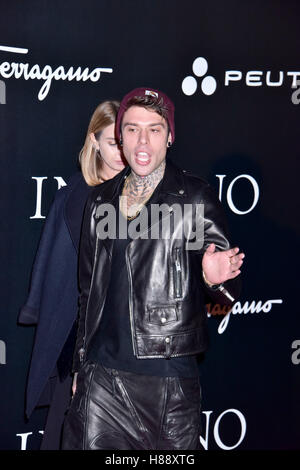 Fedez frequentando il photocall davanti alla prima mondiale di "Inferno", tenutosi presso il Teatro dell'Opera di Firenze in Firenze, Italia. Dotato di: Fedez, Federico Leonardo Lucia dove: Firenze, Toscana, Italia Quando: 08 Ott 2016 Credit: IPA/WENN.com ** Disponibile solo fo Foto Stock