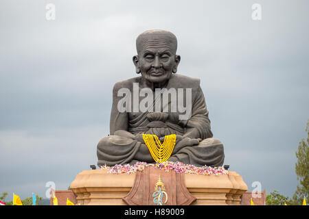 La scultura del venerato monaco buddista Luang Pu Thuat al Wat Huay Mongkol in Hua Hin Tailandia Foto Stock