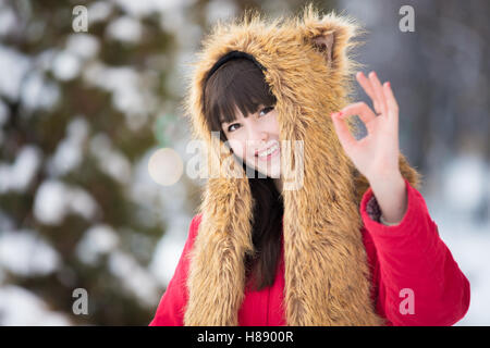 Giovane donna che mostra segno ok Foto Stock