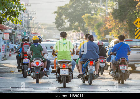 Il traffico di moto in Hua Hin, Thailandia Foto Stock