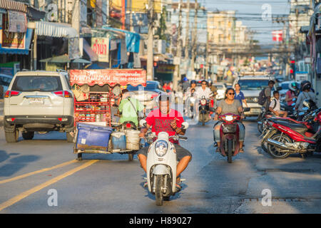 Il traffico di moto in Hua Hin, Thailandia Foto Stock