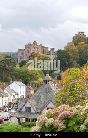 Villaggio di Dunster e mercato dei filati dominato dal Castello di Dunster vicino a Minehead, Somerset, Inghilterra, Regno Unito Foto Stock