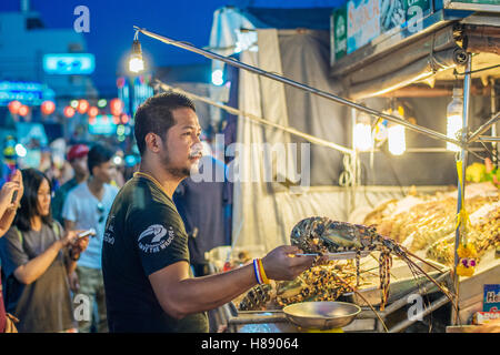 Cucina di strada al mercato notturno di Hua Hin, Thailandia Foto Stock