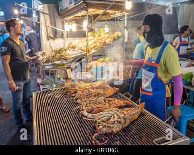 Cucina di strada al mercato notturno di Hua Hin, Thailandia Foto Stock