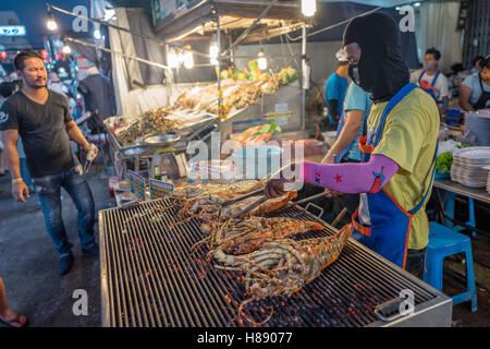 Cucina di strada al mercato notturno di Hua Hin, Thailandia Foto Stock