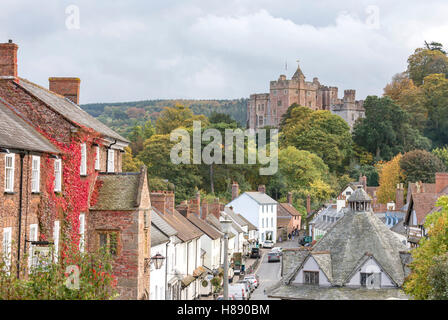 La High Street di Dunster Village e il mercato dei filati dominato dal Castello di Dunster vicino a Minehead, Somerset, Inghilterra, Regno Unito Foto Stock